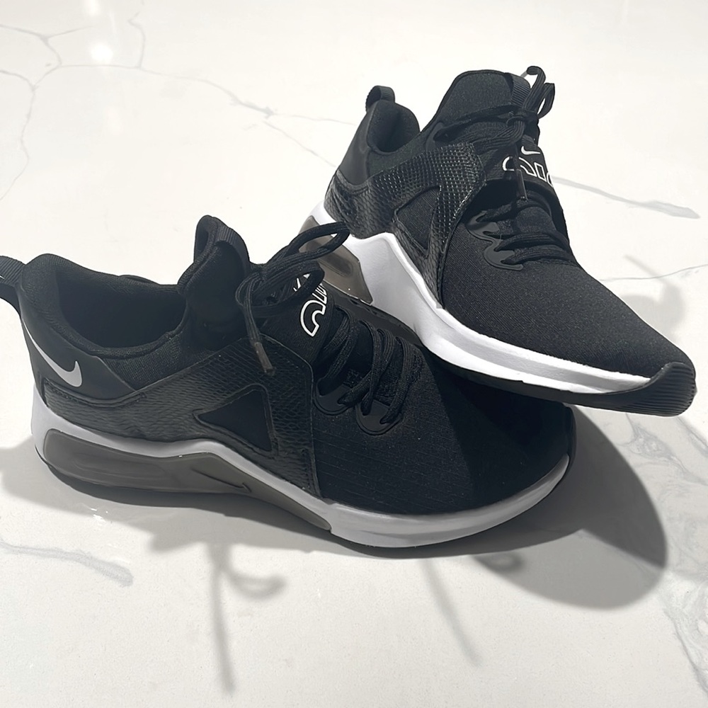 Nike Air Max Bella TR 5
Women's Workout Shoes size 8
